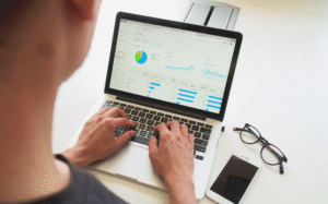 persona al computer iscritta al corso its di e-commerce